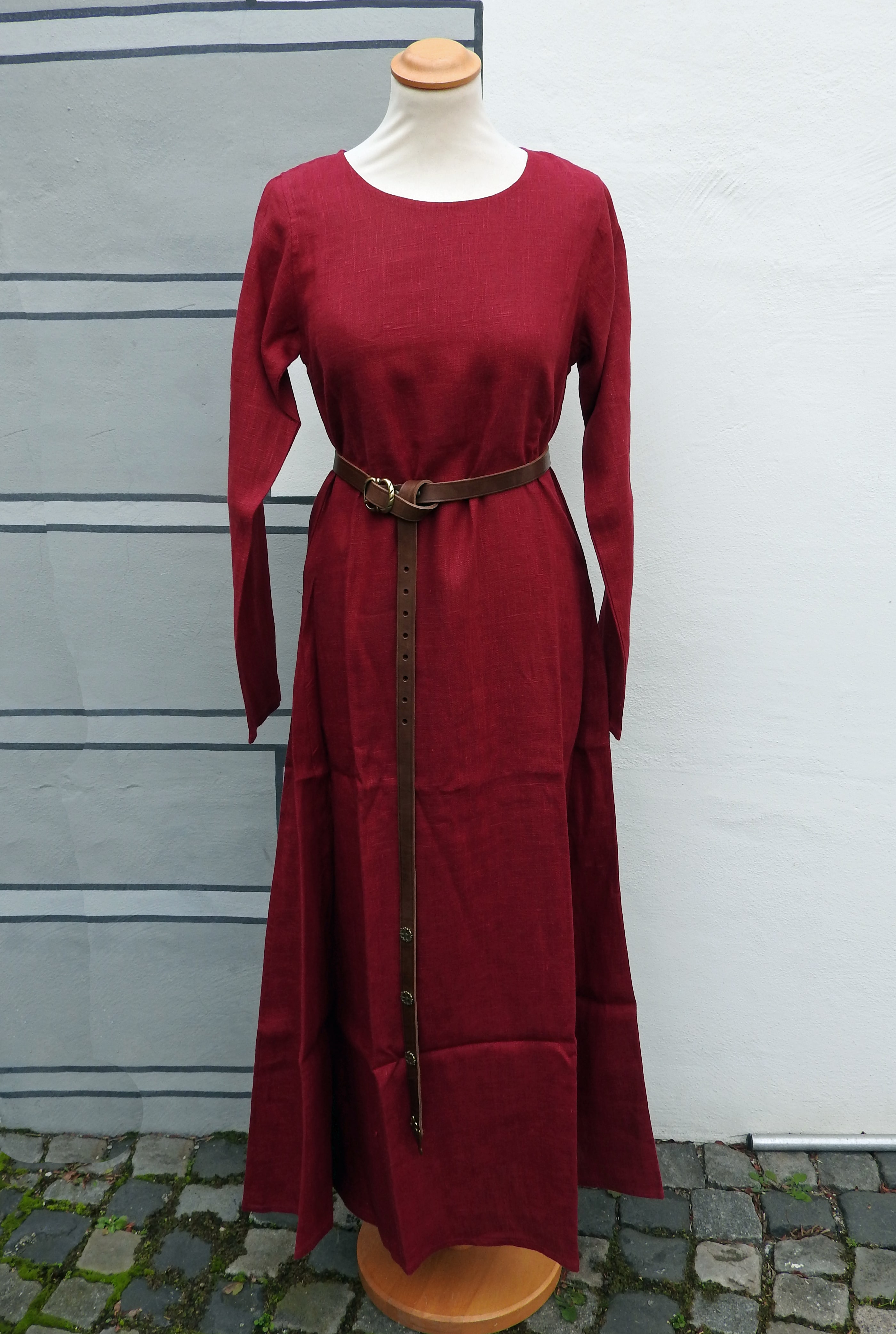 Mittelalter Unterkleid Helga aus 100% Leinen - weinrot