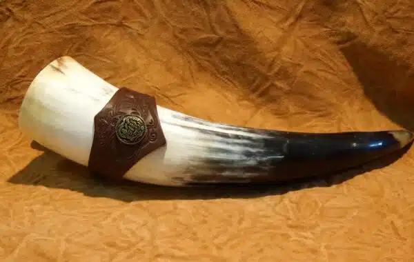 Trinkhornhalter mit Zierniete für 5dl