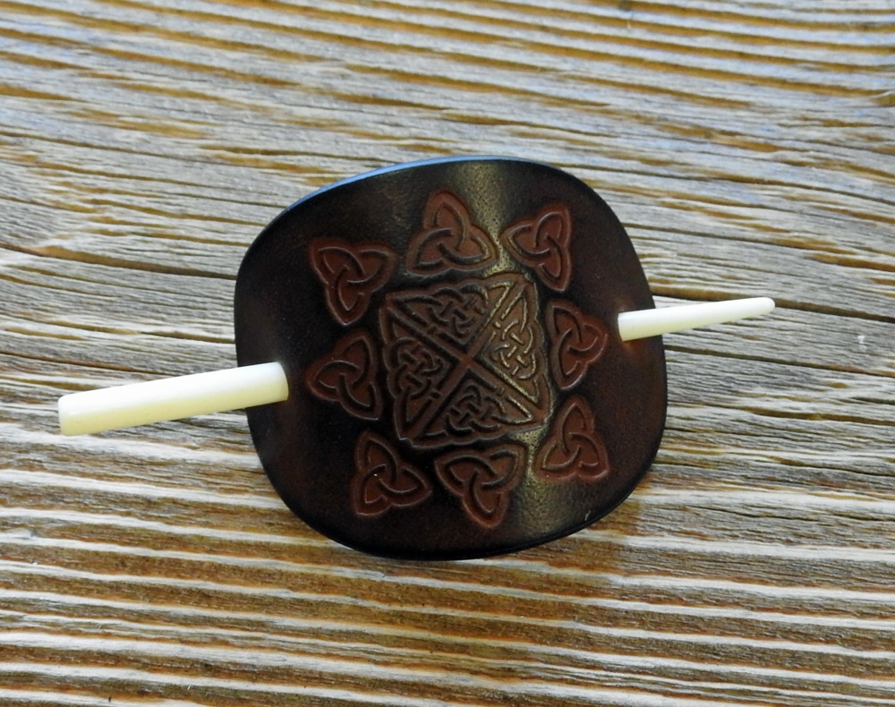 Haarspange mit Prägung und Knochennadel "Triskele", braun